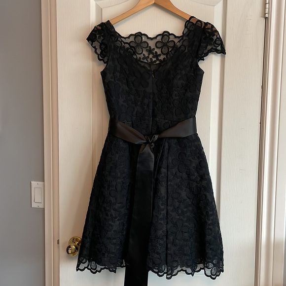 Gorgeous lace dress with full skirt and built in crinoline. - Picture 4 of 9